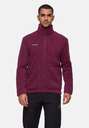 Bordeaux fleecejack met hoge kraag, ritssluiting, twee voorzakken en logo op de borst. Beschikt over een textuur, zacht materiaal.