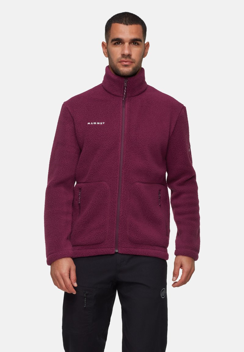 Giacca in polare bordeaux con colletto alto, chiusura con zip, due tasche frontali e logo sul petto. Presenta un materiale morbido e texturizzato.