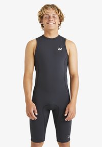 Traje de neopreno negro con diseño sin mangas, piernas hasta la rodilla y costuras planas. Presenta un logo en el pecho y un ajuste ceñido para actividades acuáticas.