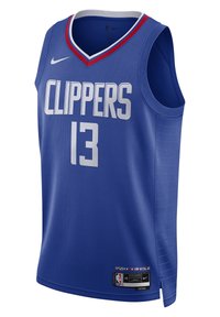 Maillot NBA bleu avec accents rouges, arborant le mot "CLIPPERS" et le numéro "13" en blanc. Confectionné en tissu texturé, design sans manches.