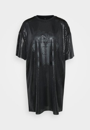 Juodas per didelis T-shirt, pagamintas iš blizgaus tinklinio audinio, su apvalia iškirpte ir grafiniu spaudiniu, kuriame yra skaičių ir tekstų ant priekinės pusės.