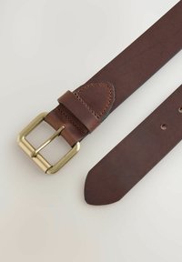 Brauner Ledergürtel mit goldener Metallschnalle und genähtem Lederloop auf einem hellen Hintergrund.