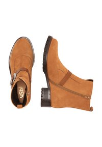 Botine din suede bej, cu fermoar lateral, detalii din curea maro și toc gros negru cu găuri texturate. Design cu vârful lat și plat.