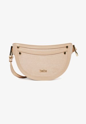 Bolso cruzado beige en forma de media luna con textura de ante, tachuelas y hebilla en tono dorado, detalles cosidos y logotipo DeeZee en el frente.