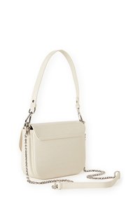 Kremowa torebka na ramię wykonana z teksturowanej sztucznej skóry. Posiada zapięcie na klapę, łańcuszkowy pasek oraz stylowe akcenty.
