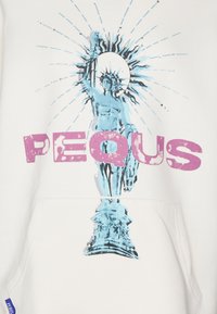 Sudadera blanca con un gráfico de la Estatua de la Libertad en azul con líneas radiales, y la palabra "PEQUS" en texto rosa negrita.