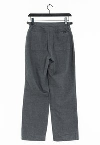 Pantalons droits gris foncé avec deux poches arrière à soufflet, accrochés sur un cintre noir contre un fond blanc.