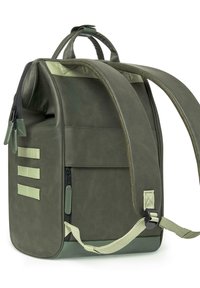 Sac à dos en faux cuir vert avec des bretelles rembourrées, une poignée supérieure, une poche zippée à l'avant et trois accents en tissu horizontaux.
