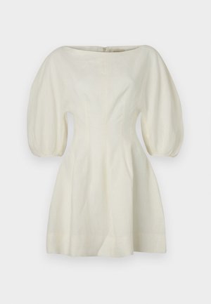 Bjela haljina od platna sa širokim izrezom, napuhanim rukavima, krojenim tijelom i lepršavom suknjom sa suptilnim šavovima i stražnjim zatvaračem.