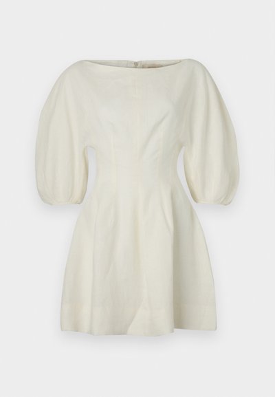 Bela lanena obleka z širokim izrezom, nabranimi rokavi, prilagojenim korpusom in razširjenim krilom z diskretnimi šivi ter zadrgo na hrbtu.