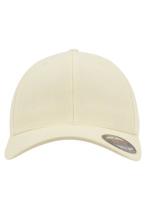 Cappello da baseball in cotone beige con visiera curva, texture liscia e dettaglio di cucitura. Presenta una toppa con logo sul lato.