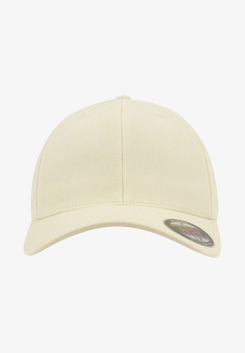Bežna bombažna kapa za bejzbol z ukrivljenim vizirjem, gladko teksturo in šivano šivno podrobnost. Na strani ima oznako logotipa.