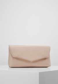 Béžové kožené psaníčko s trojúhelníkovým klopou, zlatým kováním a hladkou texturou. Kompaktní obdélníkový tvar, minimalistický design.