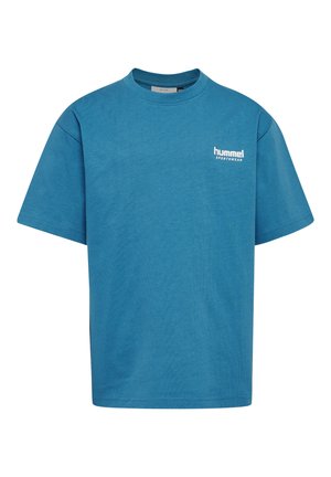 Blå kortärmad t-shirt med rund halsringning och liten vit "hummel SPORTSWEAR" logotyp på vänster bröst.