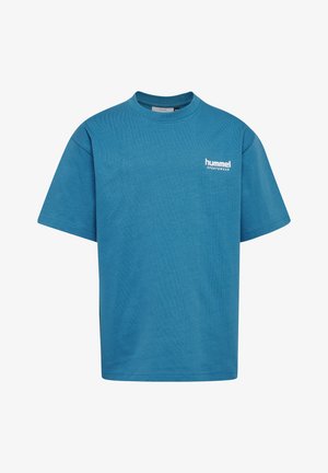 Blauwe T-shirt met korte mouwen en ronde hals, met een klein wit "hummel SPORTSWEAR" logo op de linkerborst.