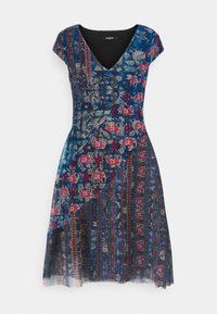 Blommönstrad klänning med V-hals, korta ärmar och en åtsittande kropp. Funktioner i blå, röd och mörka nyanser med lager på lager och strukturerad tyg.