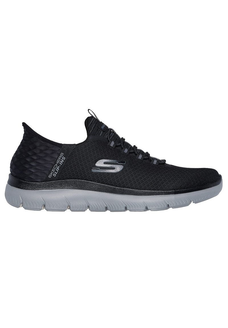 Chaussure de sport noire avec une tige en mesh respirant, des lacets élastiques et une semelle grise rembourrée avec un design texturé.