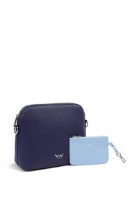 Dunkelblaues Leder-Crossbody-Bag mit glatter Textur und silbernen Beschlägen, kombiniert mit einem hellblauen Kartenetui mit Reißverschluss und Handgelenkriemen.