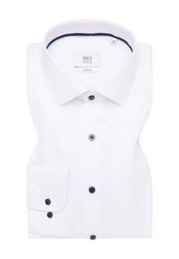 Hvid slim-fit skjorte lavet af glat stof, med spids krave, sorte knapper og enkeltknap manchet.