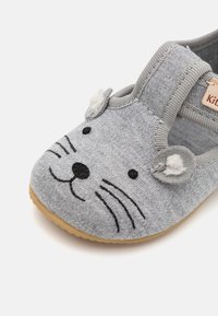 Sivá látková topánka s okrúhlou špičkou, zdobená vyšitým myším tvárou, fúzikmi a textúrovanými ušami. Má elastický pás pre jednoduché obúvanie.