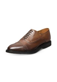 Chaussure habillée en cuir marron avec un bout rond, avant à lacets et coutures contrastantes. Fini lisse avec une semelle en caoutchouc noire.