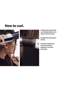 Fer à friser avec un cylindre argenté brillant et une poignée blanche. Les cheveux sont enroulés autour du cylindre. Des instructions pour boucler sont indiquées.