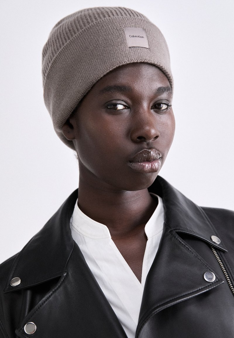 Calvin Klein CHUNKY OPEN BEANIE - Kootud müts - cinder