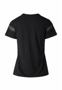 Camiseta negra de manga corta con intrincados detalles de encaje en los hombros, escote redondo y un corte holgado. Tejido de textura suave.