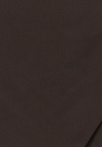 Tela de color marrón oscuro con una textura suave, con un acabado mate. Carece de patrones o detalles destacables, lo que le confiere una apariencia uniforme.