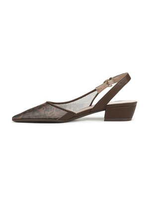 Bruine slingback schoen met een puntige neus, een mesh paneel met luipaardprint, leren accenten en een lage blokhak.