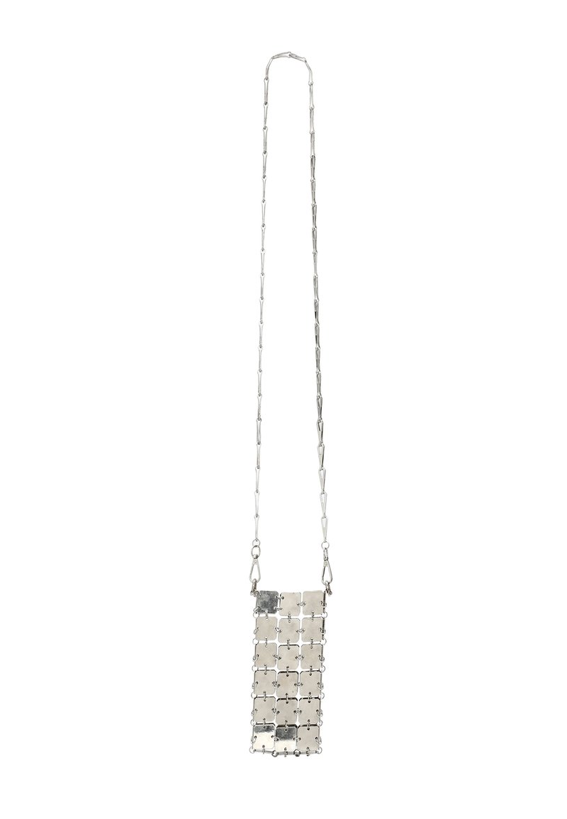 Borsa con design a incrocio argento metallizzato, con tracolla a catena, forma rettangolare, texture liscia e piccoli accenti metallici.