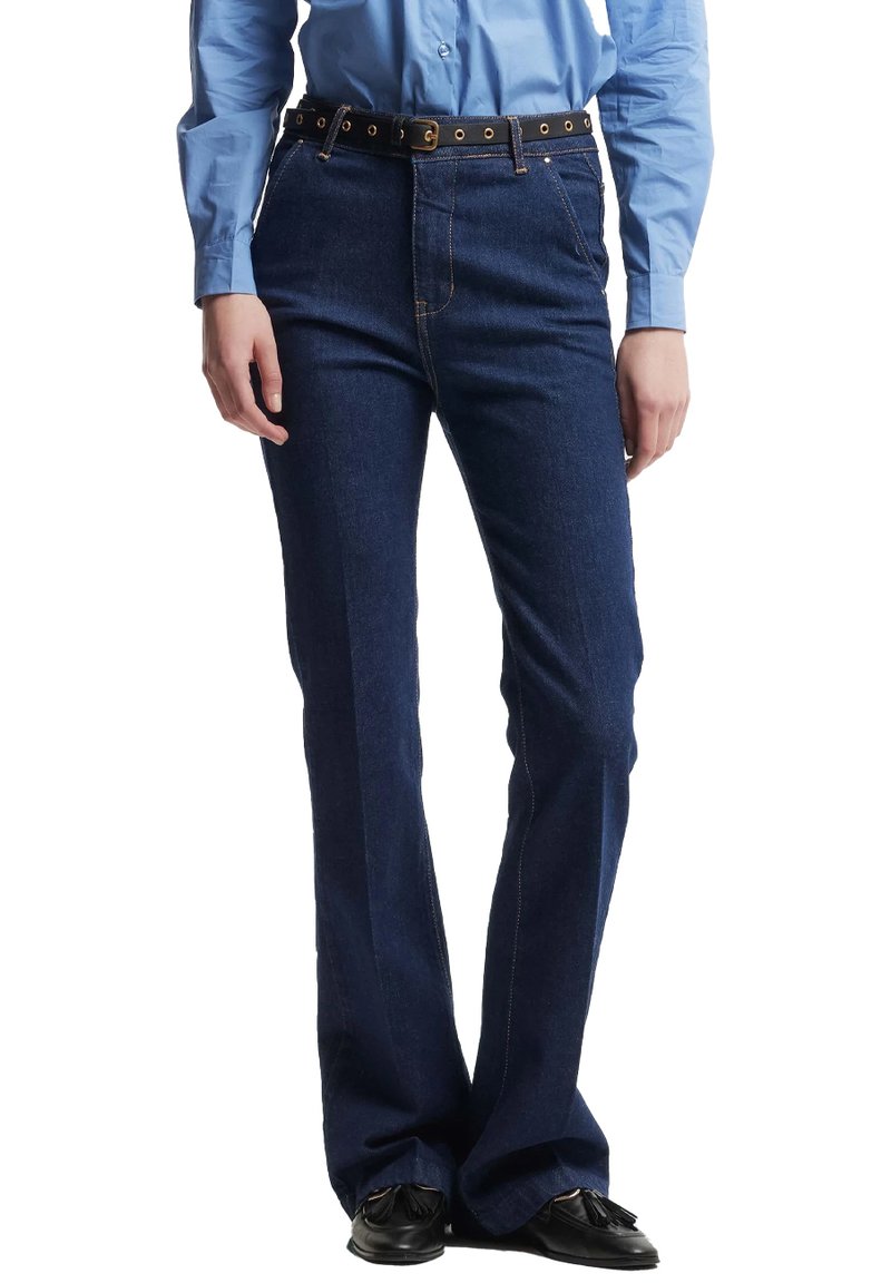Jeans a palazzo in denim blu con vita alta e una cintura nera con occhielli color oro. Tessuto liscio con dettagli di cucitura standard.
