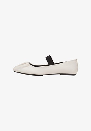 Ballerine blanche en matériau lisse avec bout rond, détails froncés à l'avant et une sangle élastique noire traversant le dessus du pied.