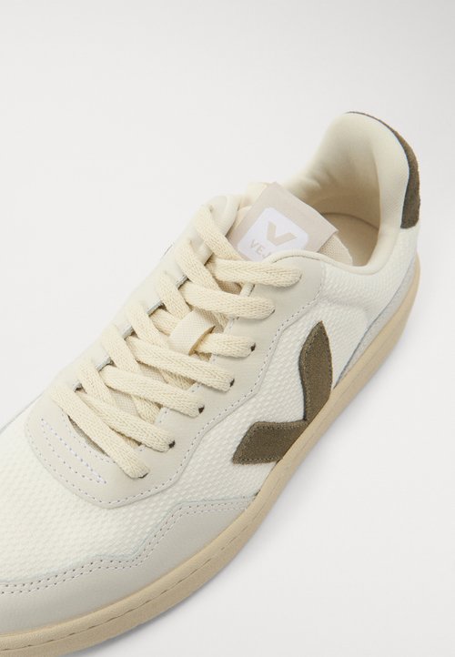 Veja Zapatilla de hombre, modelo V-90, de cuero, con cordones Kaki — photo 6