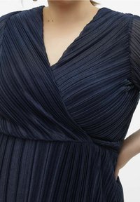Vero Moda Curve Vapaa-ajan mekko - dark blue