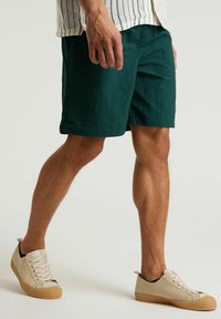 CHASIN' OMAR.S HYBRID - Šortai - dark green