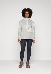 Peak Performance LIGHTWEIGHT WIND ANORAK - Hardshell jacket - sand fog/vintage white/