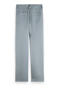 Pantalon gris clair ajusté avec deux poches passepoilées à l'arrière et passants pour ceinture, posé à plat montrant la vue arrière.