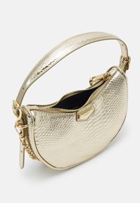 Metallic guld håndtaske med en struktureret skindsnakeskin-finish, rund form, lynlås lukning, og en kort skulderrem med kæde accenter.