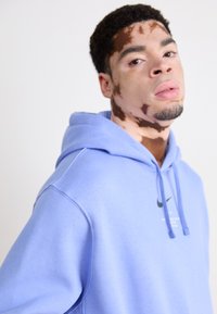 Nike Sportswear HOODIE - Sportinis megztinis - royal pulse