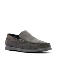 Chaussures slip-on en suède gris avec un bout arrondi, des détails en couture sur le devant et une semelle plate en caoutchouc.