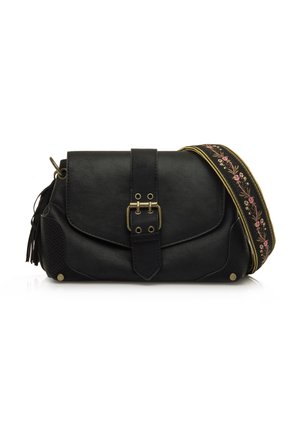 Borsa a tracolla in pelle nera con pattina frontale, dettaglio a fibbia, frange decorative e una tracolla a motivo con ricami floreali rosa.