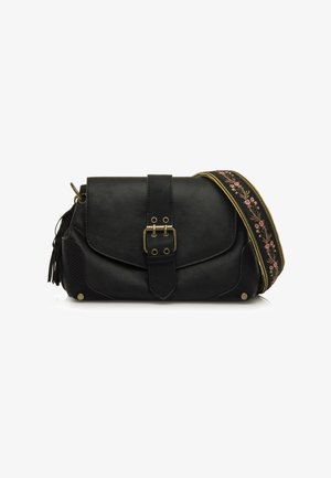 Schwarze Ledertasche mit einer Klappe an der Vorderseite, einem Schnallen-Detail, fransenartigen Akzenten und einem gemusterten Riemen mit pinkfarbenen Blumenstickereien.