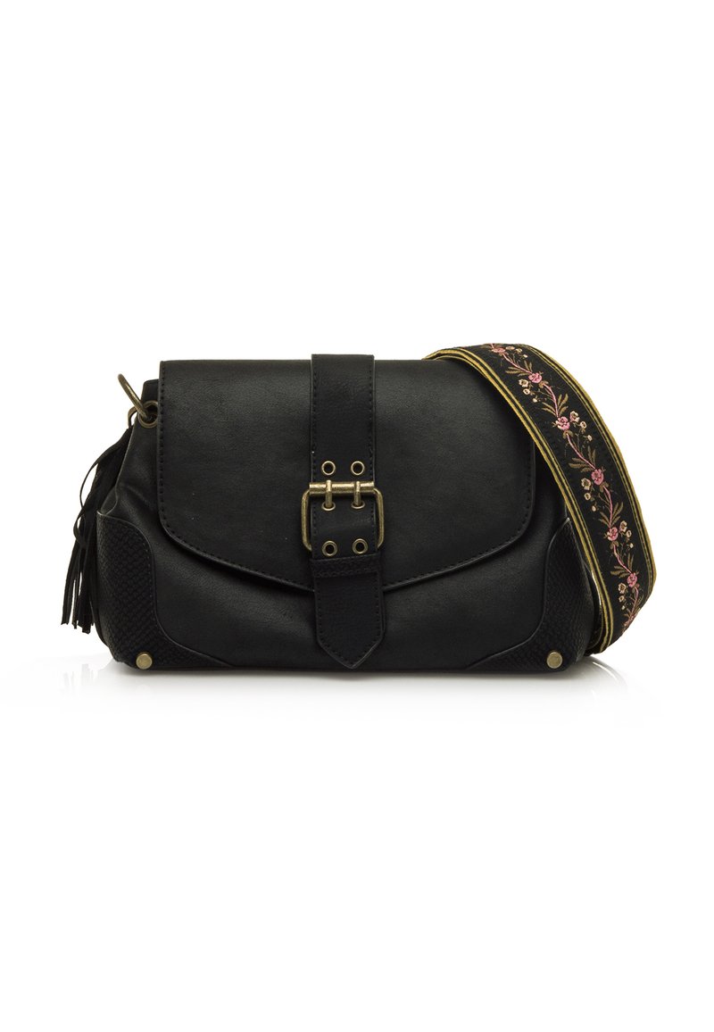 Borsa a tracolla in pelle nera con pattina frontale, dettaglio a fibbia, frange decorative e una tracolla a motivo con ricami floreali rosa.