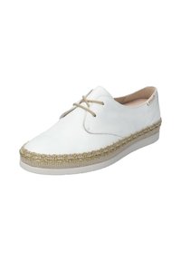 Chaussure en cuir blanc avec un bout rond, lacets beige et détail en jute tressé le long de la semelle. Texture lisse et design léger.