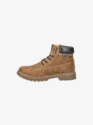 Hnědá kožená bota s polstrovaným černým límcem, šněrovací design, texturovaný povrch, gumová podrážka a logo na boku.