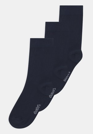 Drei Paar dunkelblaue Socken aus einem weichen, strukturierten Stoff. Jede Socke hat einen einfachen, gerippten Bund und Logo-Details.