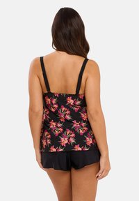 Camisole noir à motifs floraux roses et verts, avec des bretelles ajustables bordées de dentelle et un short fluide noir. Texture lisse.
