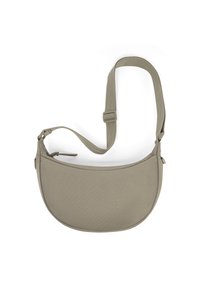 Sac en bandoulière en forme de croissant taupe avec une bandoulière ajustable et une fermeture zippée sur le dessus, sur fond blanc.