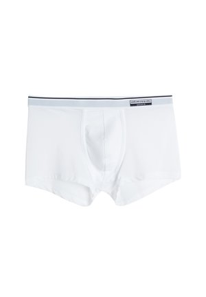 Hvide herre boxershorts lavet af glat stof, med en tætsiddende design, korte ben og et sort og hvidt elastisk livbånd.